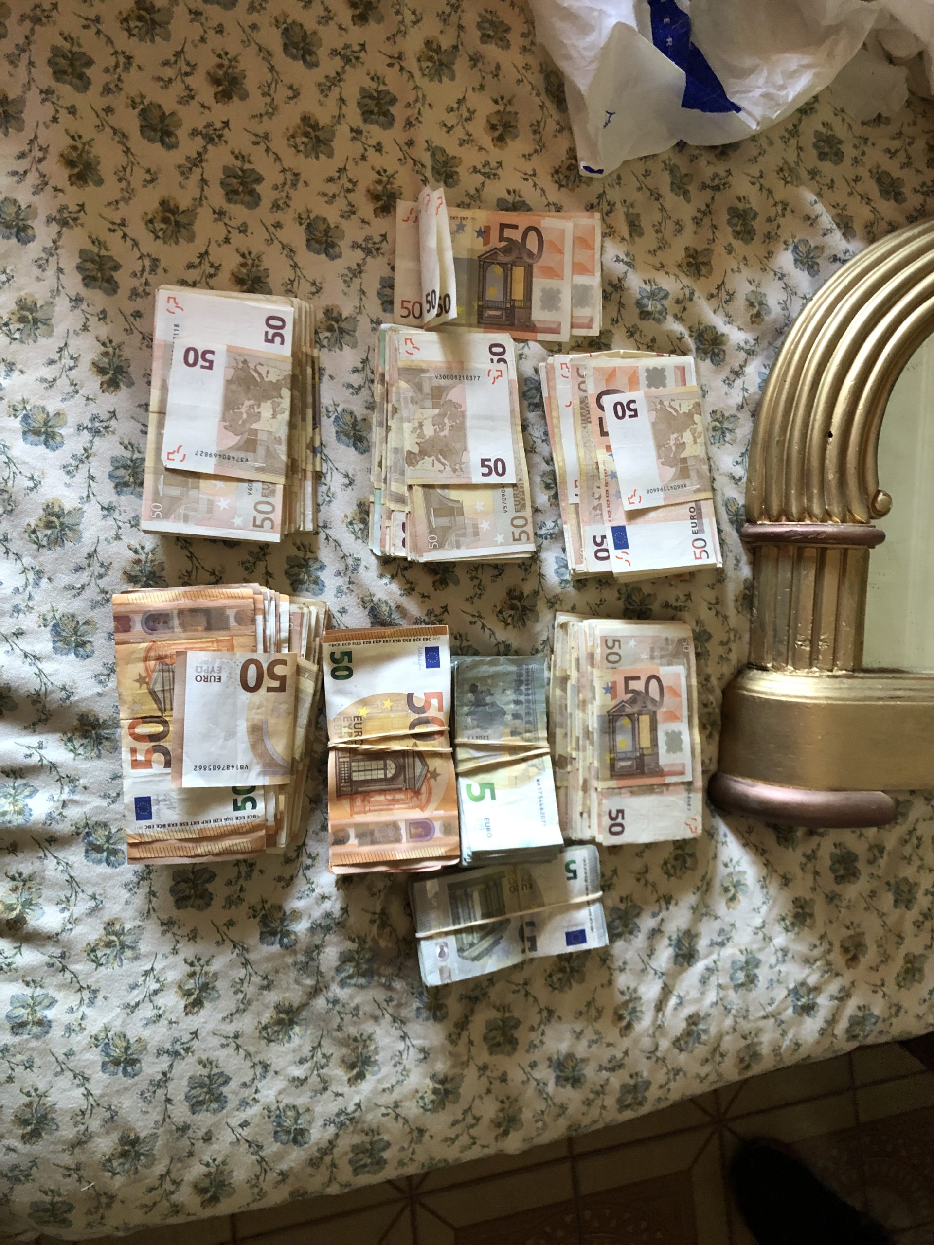 Fajos de billetes de 50 euros en un entorno doméstico